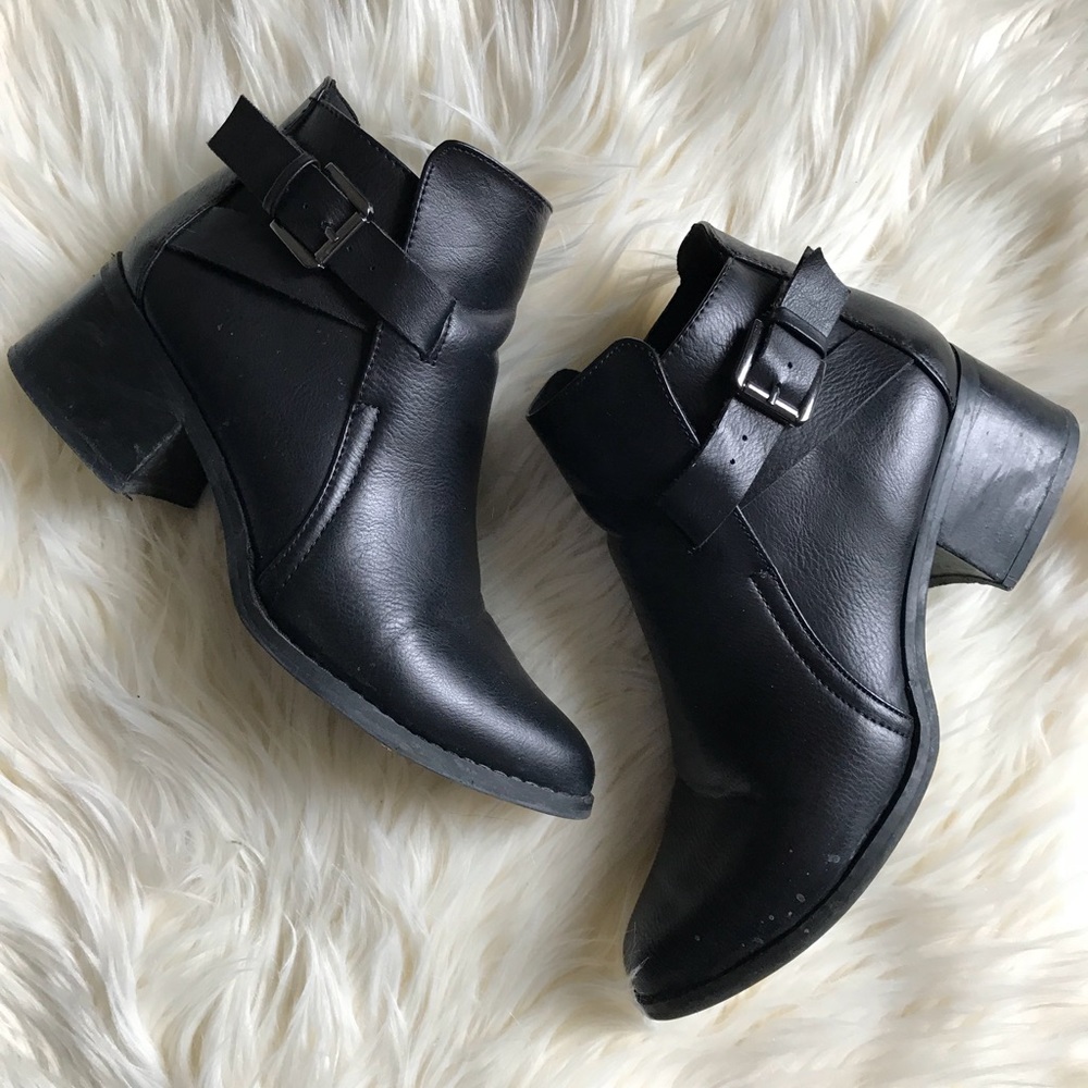 Black pointed toe leather buckle ankle sandals